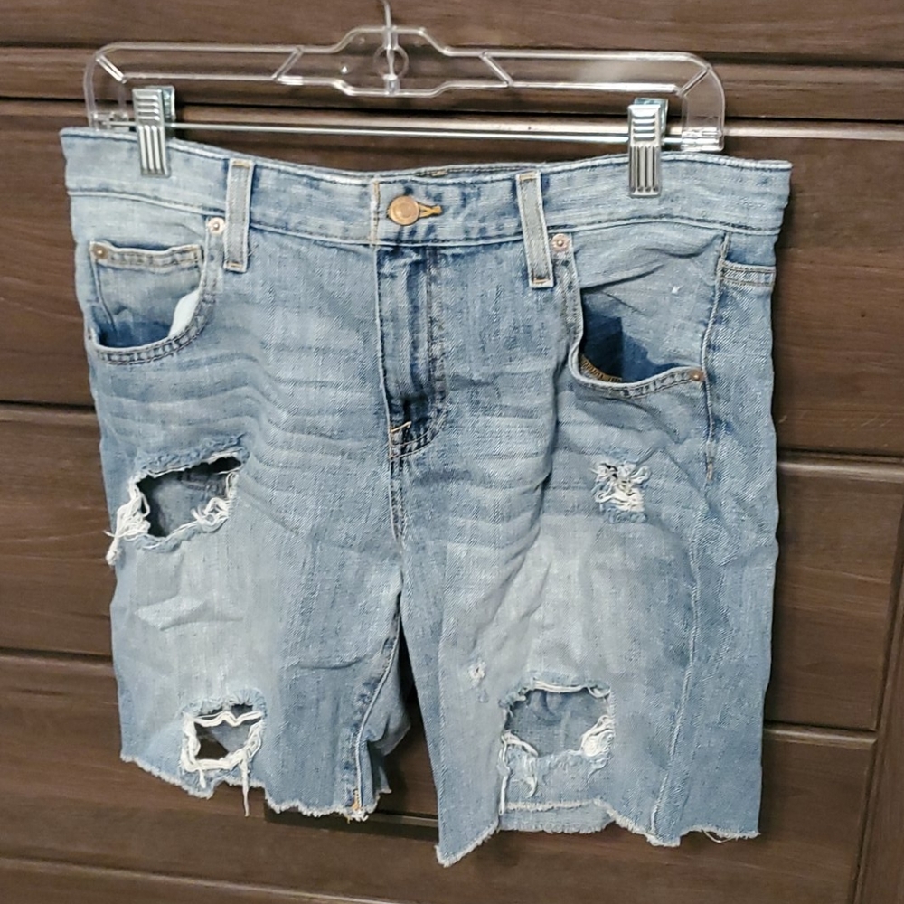 Distressed Bermuda shorts